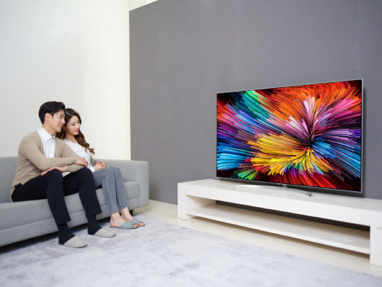 LG전자가 CES 2017에서 '나노셀'을 적용해 색 정확도를 높인 3세대 슈퍼 울트라HD TV를 공개했다.  LG전자 제공